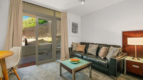 TV - The Alps Studio - Cosy one bed right in the centre of Queenstown (Queenstown)