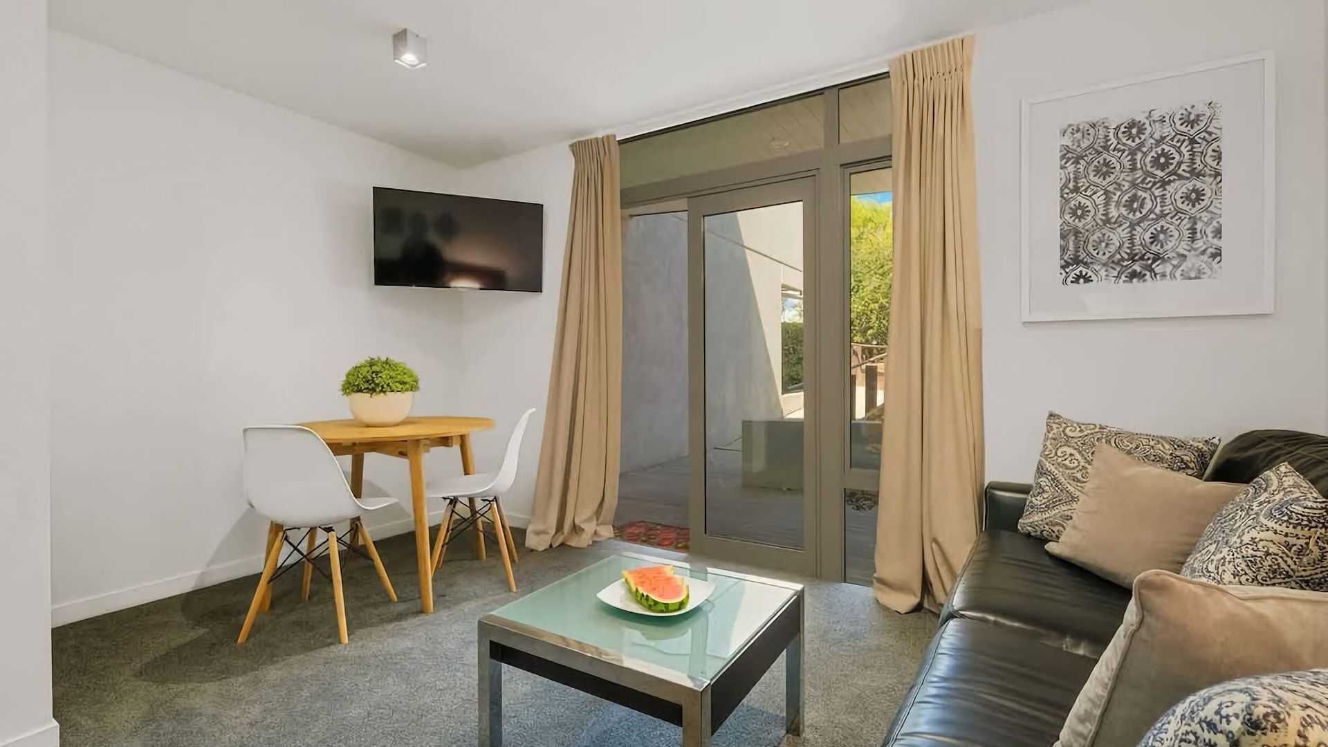 Televisión y oficina 