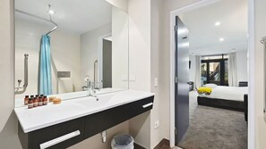 Douche, sèche-cheveux, serviettes fournies