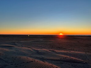 Nära stranden och solstolar