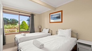 6 bedrooms, bed sheets