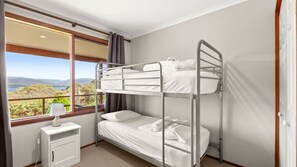 6 bedrooms, free WiFi, bed sheets