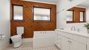 Bathtub, towels