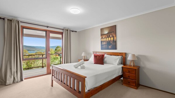6 bedrooms, free WiFi, bed sheets - Winterwood - 9 Camira Avenue (East Jindabyne)