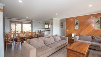 Una televisión, una chimenea, un reproductor de DVD