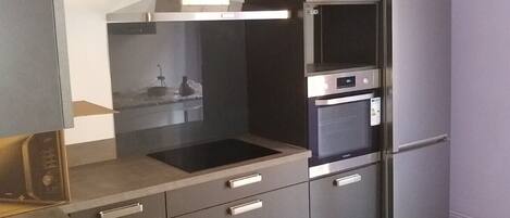KĂŒhlschrank, Mikrowelle, Ofen, Herdplatte