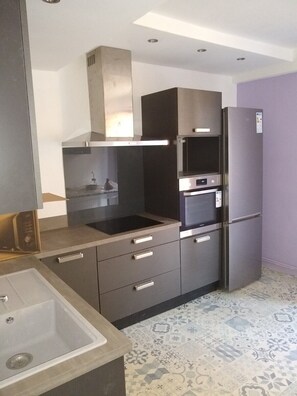 Réfrigérateur, micro-ondes, four, plaque de cuisson