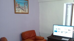 Una sala de estar con un sofá, una mesa de centro y un televisor.