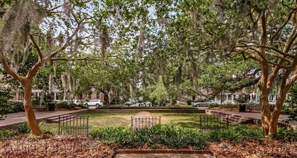 Landmark District /1872 Townhouse/Walk to River, Shopping, Dining /Parking