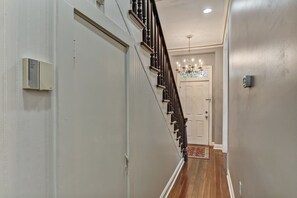 Interior - Landmark District /1872 Townhouse/Walk to River, Shopping, Dining /Parking (Savannah)