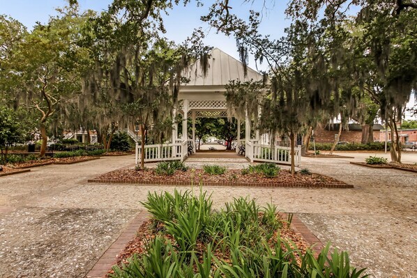 Property grounds - Landmark District /1872 Townhouse/Walk to River, Shopping, Dining /Parking (Savannah)