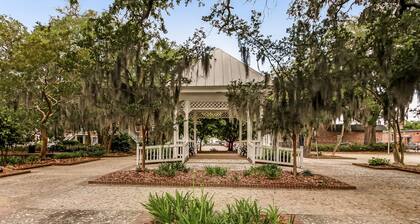 Landmark District /1872 Townhouse/Walk to River, Shopping, Dining /Parking
