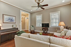 Flat-screen TV - Landmark District /1872 Townhouse/Walk to River, Shopping, Dining /Parking (Savannah)