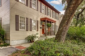 Exterior - Landmark District /1872 Townhouse/Walk to River, Shopping, Dining /Parking (Savannah)