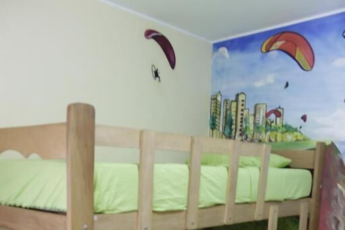 Muebles diferentes, wifi gratis y ropa de cama 