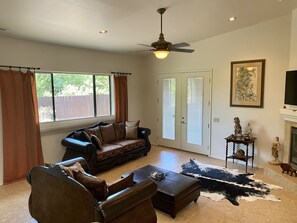 Smart TV, fireplace, stereo