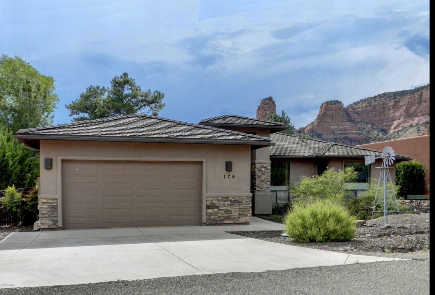 Large Sedona single family home with red rock views, walk to Bell Rock