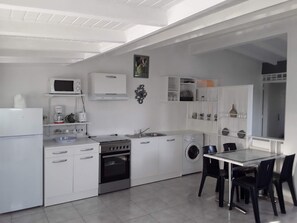 Kühlschrank, Mikrowelle, Ofen, Herdplatte