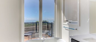 Grand Waterfront Retreat – Under 1hr from Toronto