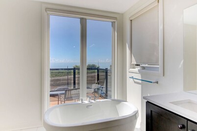 Grand Waterfront Retreat – Under 1hr from Toronto