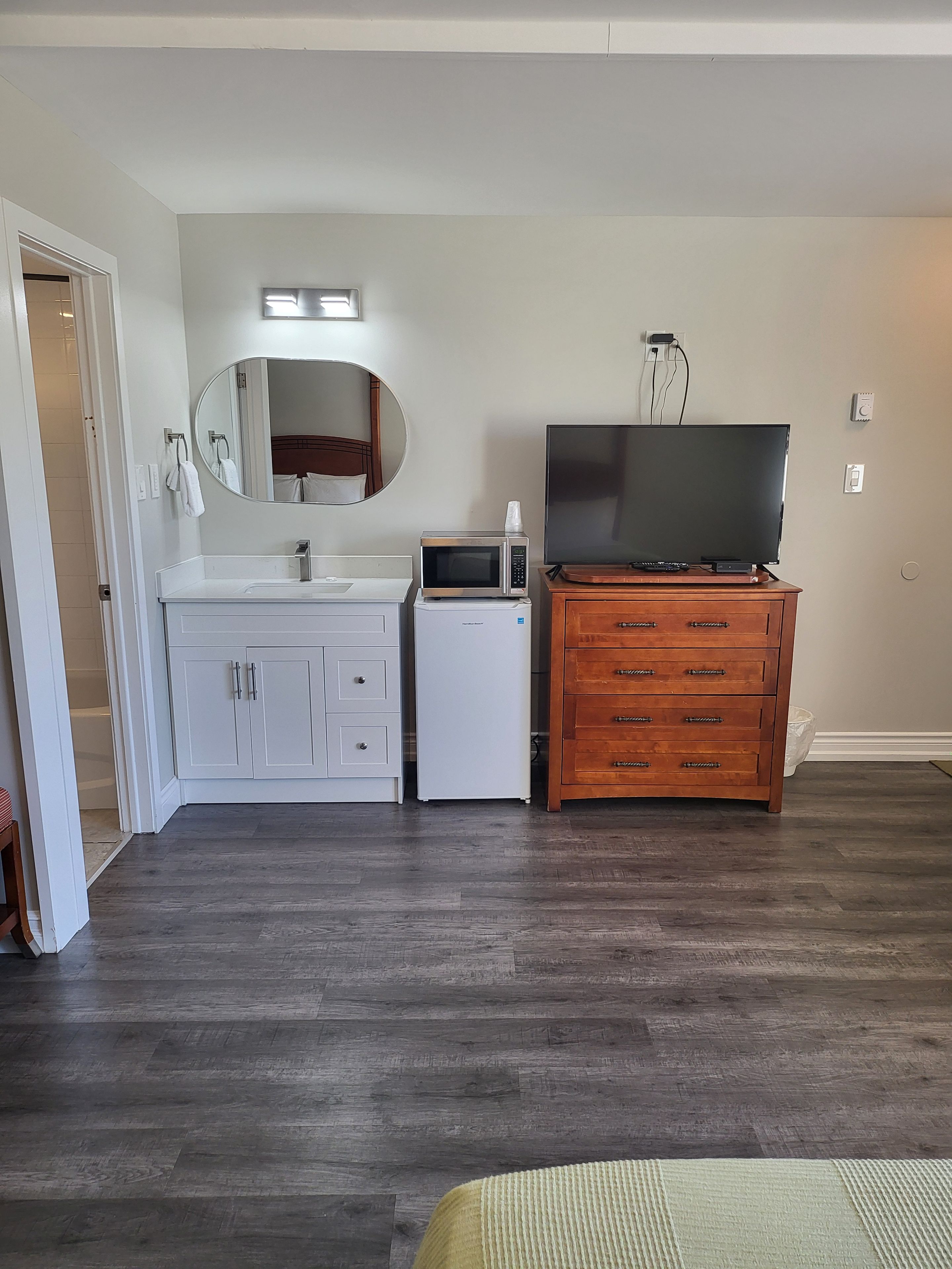 Basic Double Room | Living area | 42-inch LCD TV with cable channels, TV
