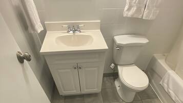 Basic Double Room | Bathroom | Towels, soap, shampoo, toilet paper