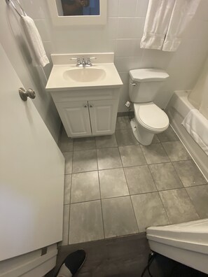 Basic Double Room | Bathroom | Towels, soap, shampoo, toilet paper - Studio 1 Motel (Cobourg)