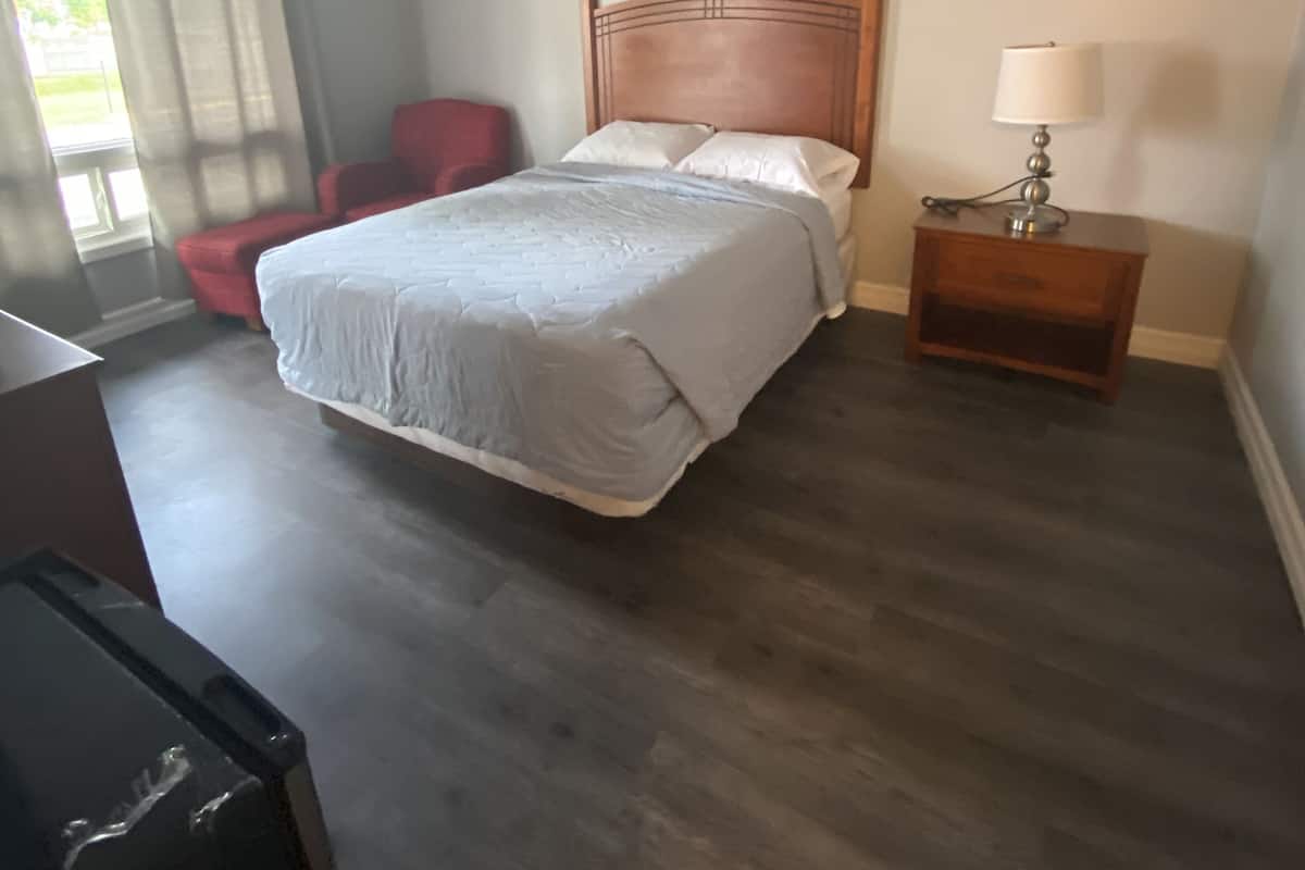 Cortinas blackout, wifi gratis y ropa de cama