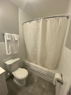 Standard-Doppelzimmer | Badezimmerausstattung | Handtücher, Seife, Shampoo, Toilettenpapier