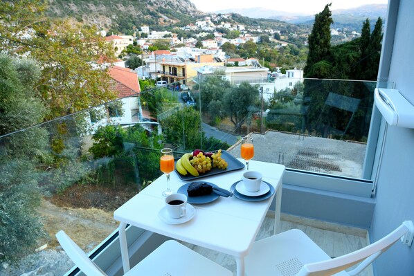 Outdoor dining - Spilgaia_Stone apt in Spili for 2, with spectacular views! (Spili)