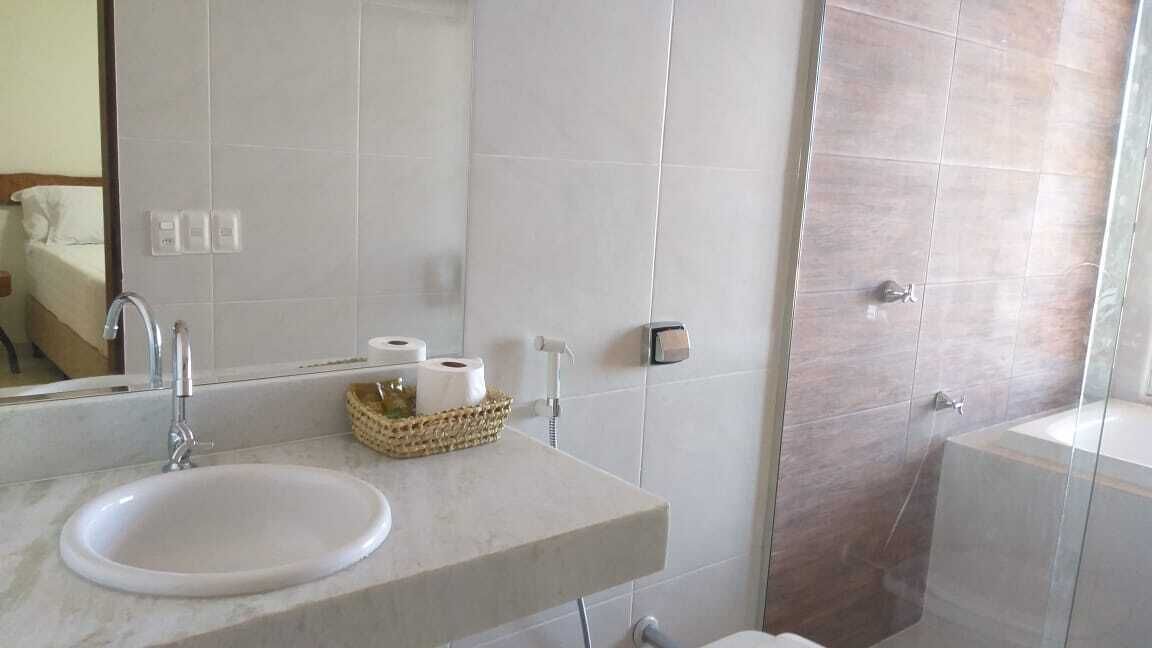 Habitación doble romántica | Baño | Toallas, jabón, shampoo, papel de baño 