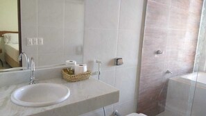 Romantisk dobbeltrom | Bad | Håndklær, såpe, sjampo og toalettpapir