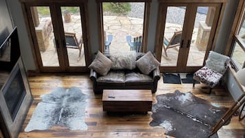 Smart TV, lareira, livros, aparelho de som