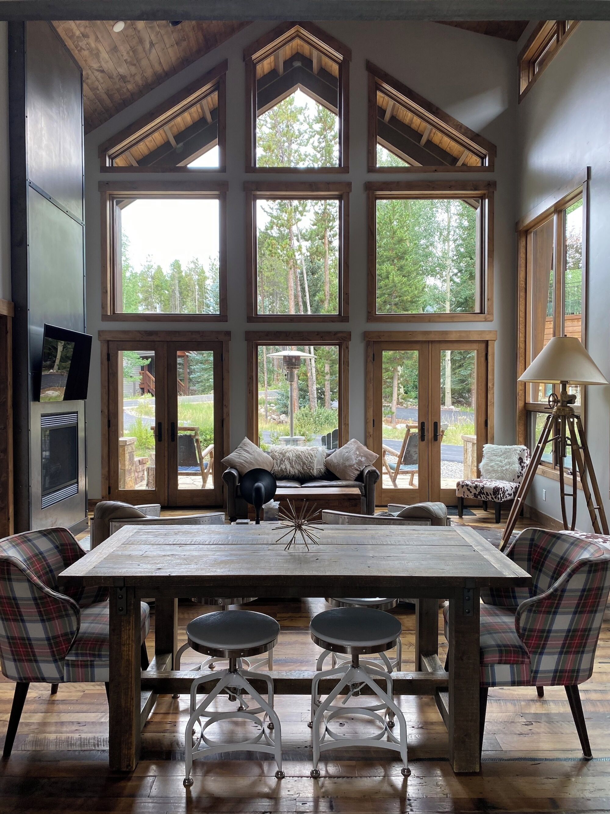 تلفزيون ذكي، مدفأة، كُتُب، ستيريو