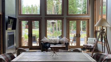 Smart TV, fireplace, books, stereo