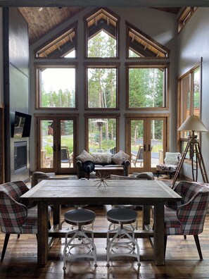 Smart-TV, peis, bøker og stereoanlegg