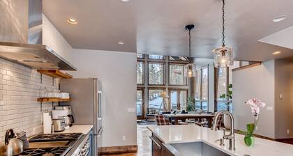 Lupine Mountain Modern, 4 Bed, 4.5 Bath, Chef Kitchen, Rooftop Hot Tub