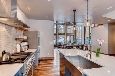 Lupine Mountain Modern, 4 Bed, 4.5 Bath, Chef Kitchen, Rooftop Hot Tub