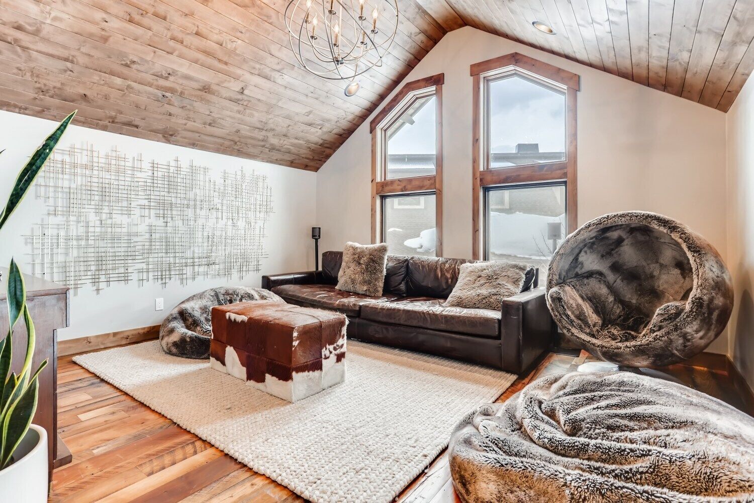 Smart TV, fireplace, books, stereo