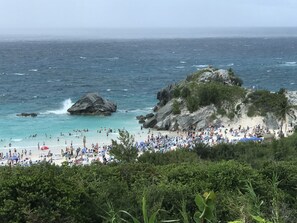 Playa en los alrededores y toallas de playa 