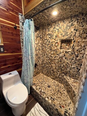 Ensemble baignoire-douche, serviettes fournies, savon, shampooing