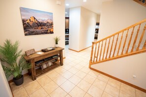 Interior - Beautiful Modern Home under the Ponderosa Pines - AC - Hot Tub - Fast Wifi (Flagstaff)