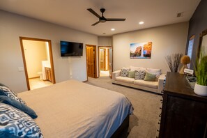 3 bedrooms, iron/ironing board, travel crib, free WiFi - Beautiful Modern Home under the Ponderosa Pines - AC - Hot Tub - Fast Wifi (Flagstaff)