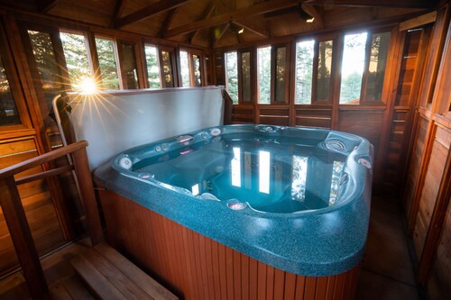 Beautiful Modern Home under the Ponderosa Pines - AC - Hot Tub - Fast Wifi 