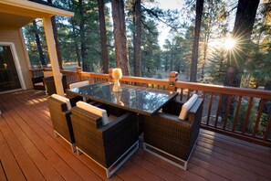 Outdoor dining - Beautiful Modern Home under the Ponderosa Pines - AC - Hot Tub - Fast Wifi (Flagstaff)
