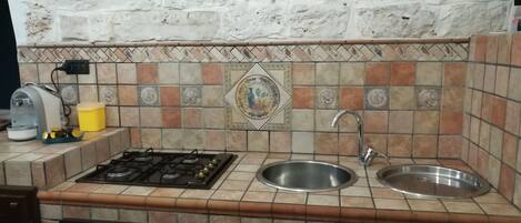 冷蔵庫、オーブン、コンロ、食器洗い機