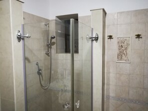 Asciugacapelli, asciugamani, sapone, shampoo