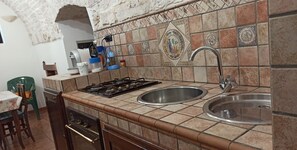 Frigorifero, forno, piano cottura, lavastoviglie