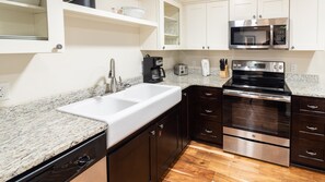 Réfrigérateur, four à micro-ondes, un four, surface de cuisson