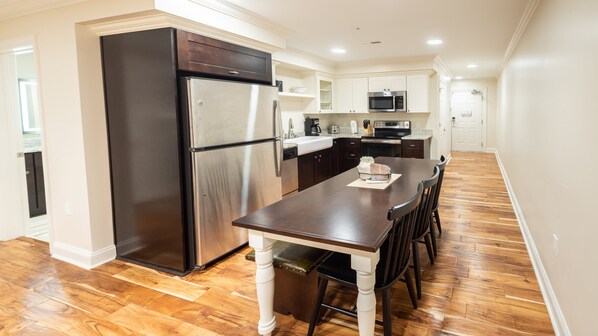 Een koelkast, een magnetron, een oven, een kookplaat